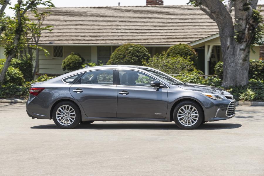  Toyota Avalon Hybrid 2016 года  (US) (фото 9 из 19)
